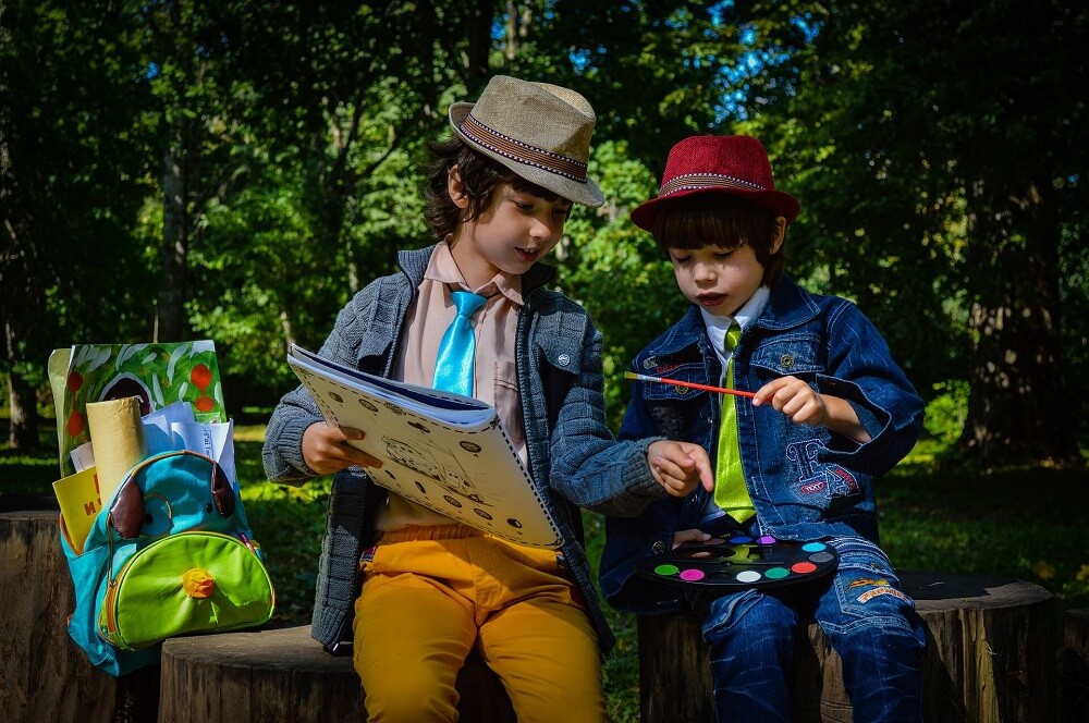 2 enfants en train de peindre dans le parc