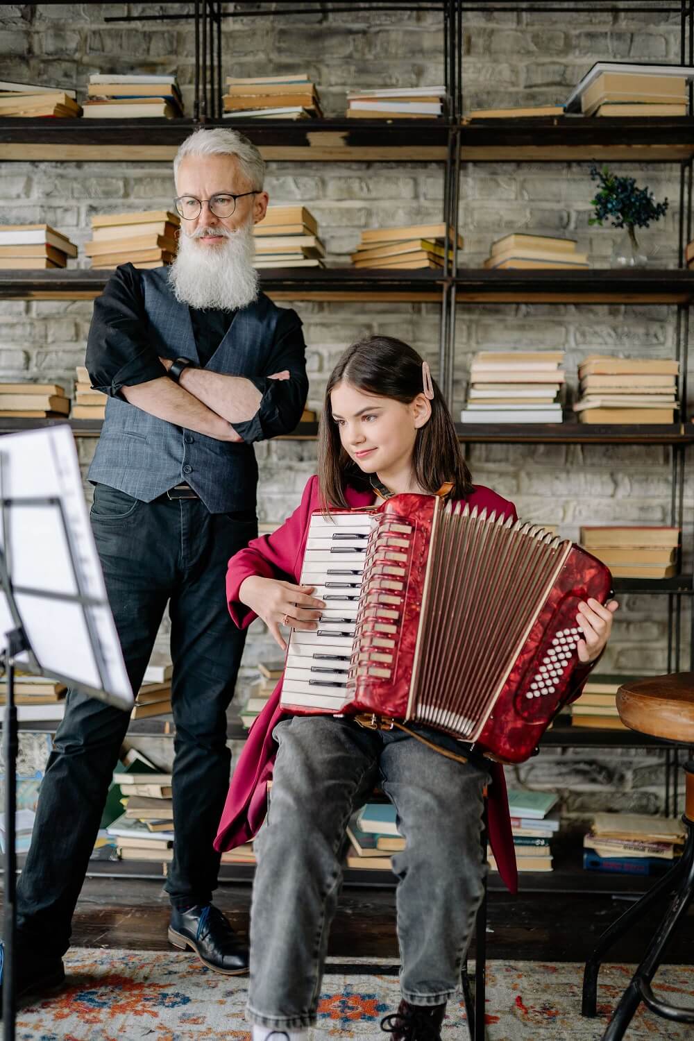 un professeur enseigne un élève à l'accordéon