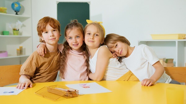 4 écoliers souriants de l'école primaire 