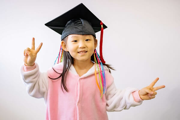 enfant joyeux faisant des signes V avec les mains