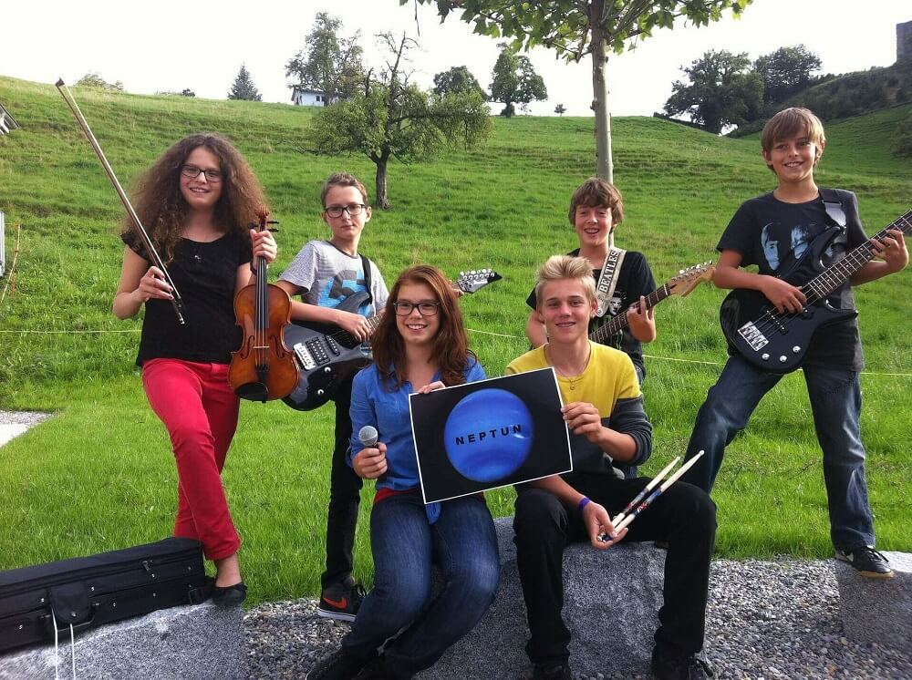 un groupe de musciens composé de 6 adolescents