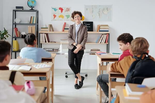 une professeur dans une classe avec des élèves