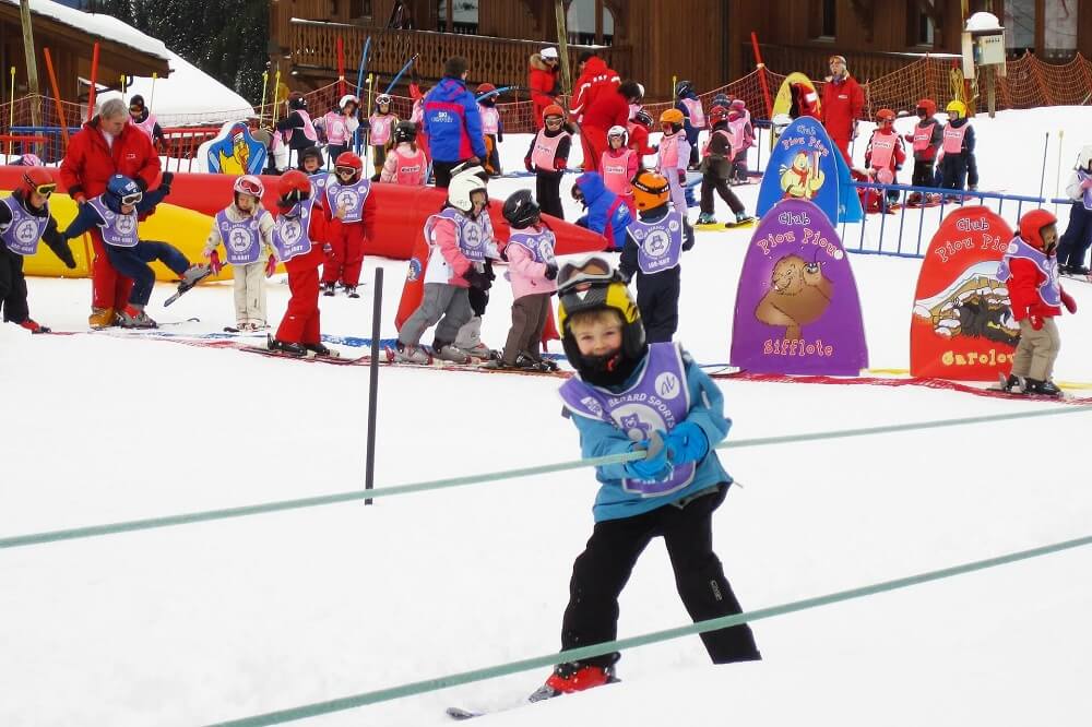un enfant en train de faire du ski de fond