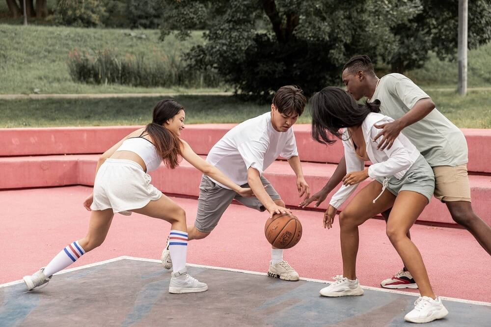 4 lycéen en train de jouer au basketball